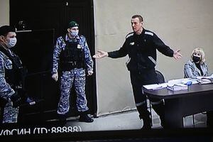 El político opositor ruso Alexei Navalny fue visto en la pantalla del televisor en la sala de prensa durante el juicio en la Colonia Penal Número 2 el 21 de febrero de 2022 en Pokrov, región de Vladimir, Rusia.