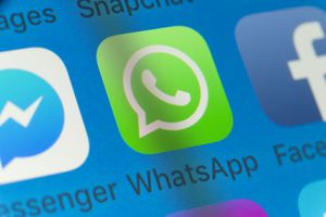 Los botones de WhatsApp, Facebook, Messenger, Snapchat y Mensajes en la pantalla de un iPhone.
