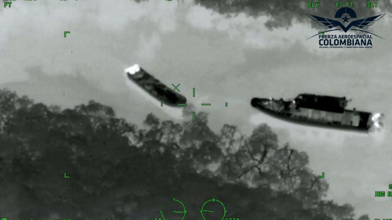 Momento de la interceptación de la lancha tipo 'go fast' por parte de la Armada mientras la FAC sobrevolaba el área.