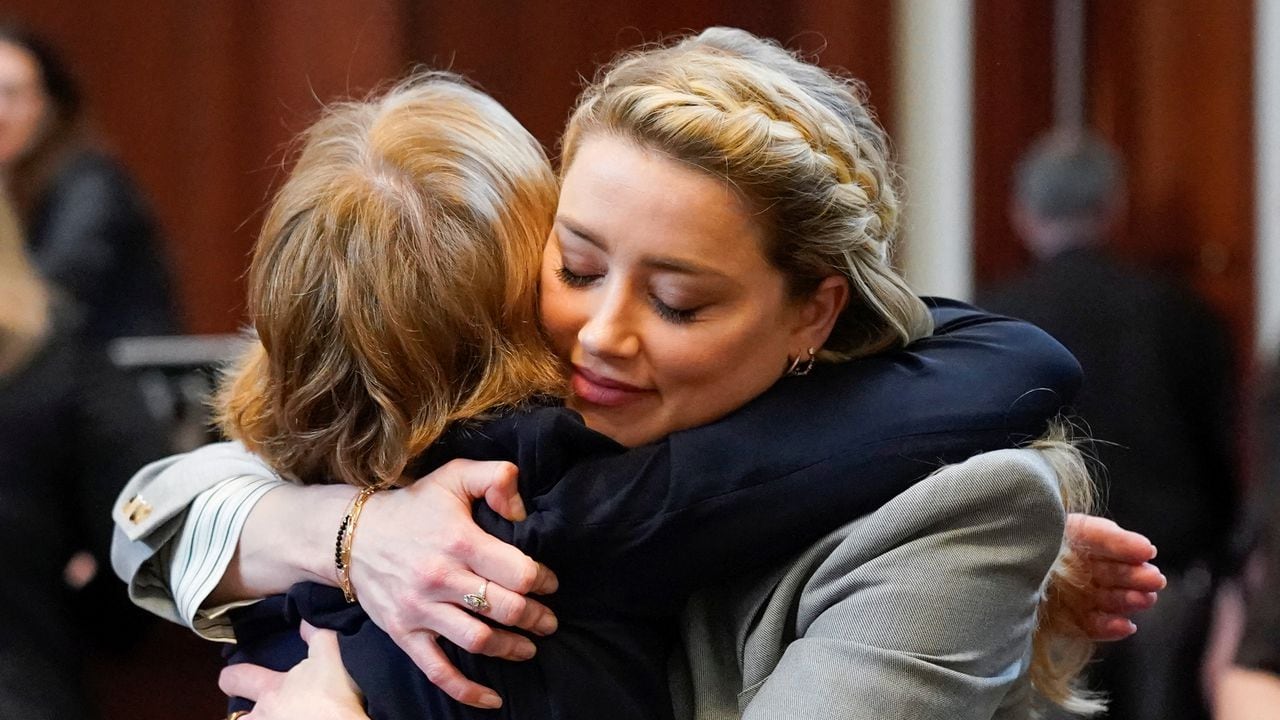 La actriz Amber Heard abraza a su abogada, Elaine Bredehoft, luego de que presentara sus alegatos finales en el juicio en contra de la celebridad por difamación.