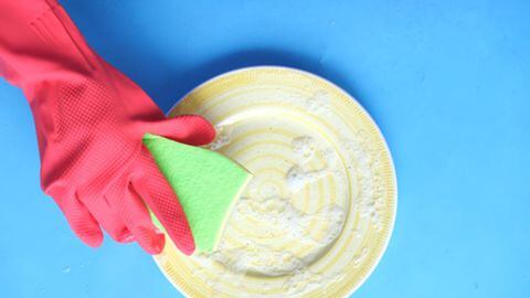 Trucos efectivos para quitar el mal olor a la esponja de lavar loza