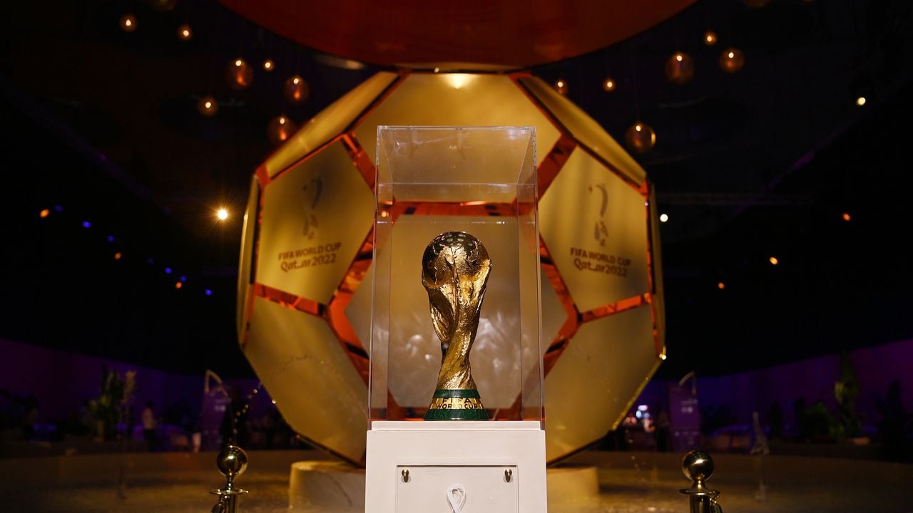 El trofeo de la Copa del Mundo en Catar, sede de la cita orbital en 2022