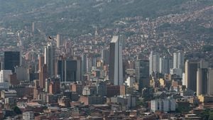 Edificio Coltejer: en 1972 se inauguró el primer rascacielos de Medellín y el primer edificio de oficinas con un sistema de aire acondicionado completo. Hay quienes aseguran que la punta en forma de aguja de esta construcción, diseñada por el arquitecto Raúl Fajardo, es un guiño a la industria textil que fomentó su construcción. Foto: David Estrada.