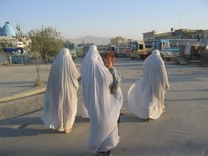 Afganistán Mujeres en burka blanco. Los talibanes intentan convencer al mundo y a los afganos de que no ejercerán el poder de la misma manera que entre 1996 y 2001, cuando impusieron una visión extremadamente rigurosa de la ley islámica, que penalizaba especialmente a las mujeres.
Foto Salud Hernández
