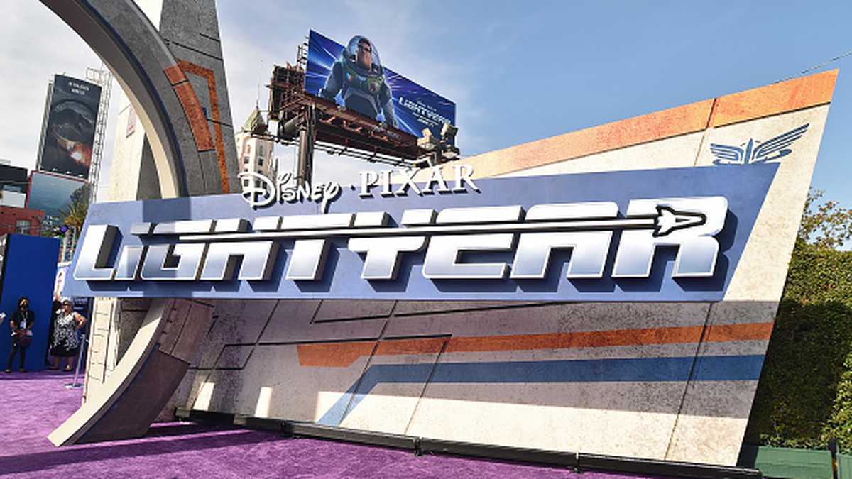 Por ahora, Disney no ha presentado una versión recortada de la película 'Lightyear' donde suprima la polémica escena por la que su estreno ha sido prohibido en varios países.