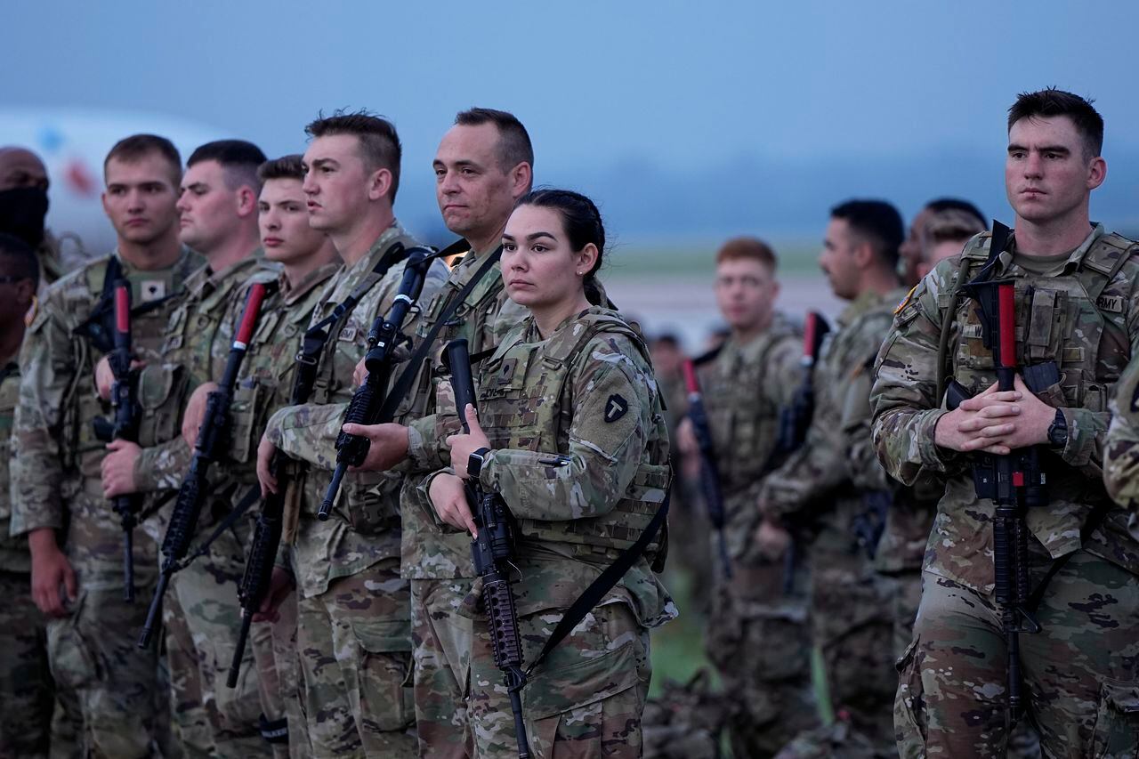 Miembros de la Guardia Nacional de Texas se preparan para desplegarse en la frontera entre Texas y México en Austin, Texas, el lunes 8 de mayo de 2023.