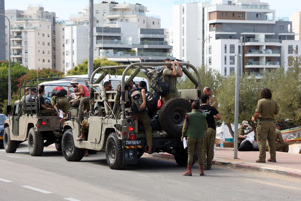 Reservistas del ejército israelí son transportados en vehículos militares para unirse a su base del ejército, al sur de Tel Aviv.