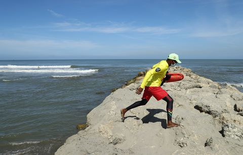 Javier García, Salvavidas de la playa de Cartagena. Enero 10 del 2021
Foto Guillermo Torres Reina / Semana