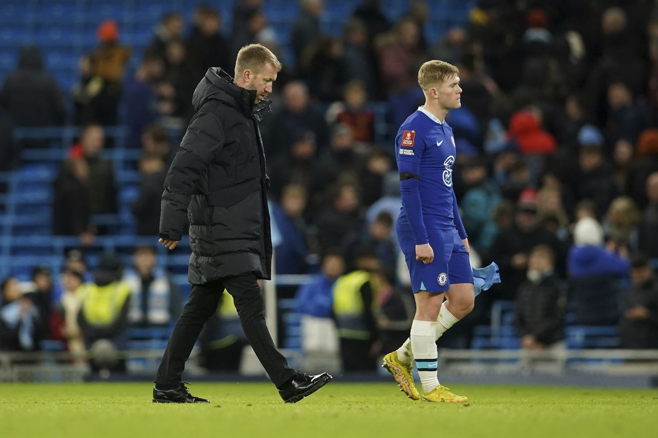El técnico del Chelsea, Graham Potter, decepcionado tras la goleada sufrida en Manchester