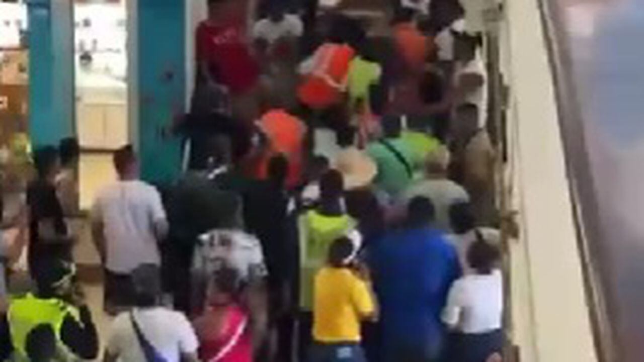 Hubo descontrol y peleas dentro del aeropuerto de San Andrés