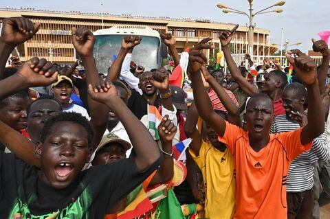 Los partidarios del Consejo Nacional para la Salvaguardia de la Patria (CNSP) de Níger se manifiestan en Niamey el 6 de agosto de 2023.