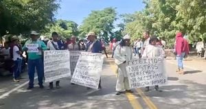 Con pancartas y arengas protesta la comunidad en la vía nacional