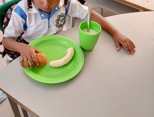 Un banano, un buñuelo y un vaso de peto, así es la ración del almuerzos del PAE que entregan a niños de la Guajira