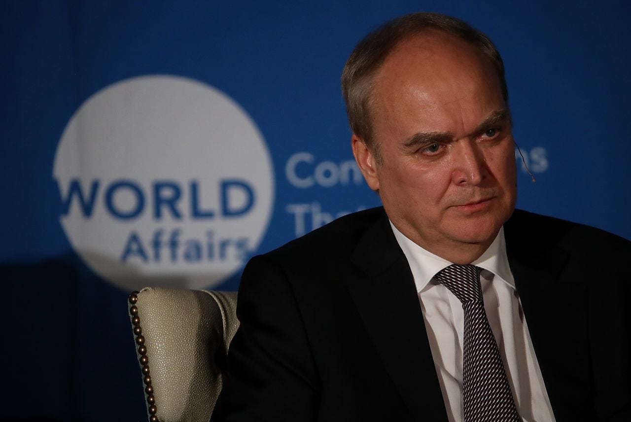 El embajador de Rusia en los EE. UU., Anatoly Antonov, habla durante un evento de Asuntos Mundiales en el Hotel Fairmont el 29 de noviembre de 2017
