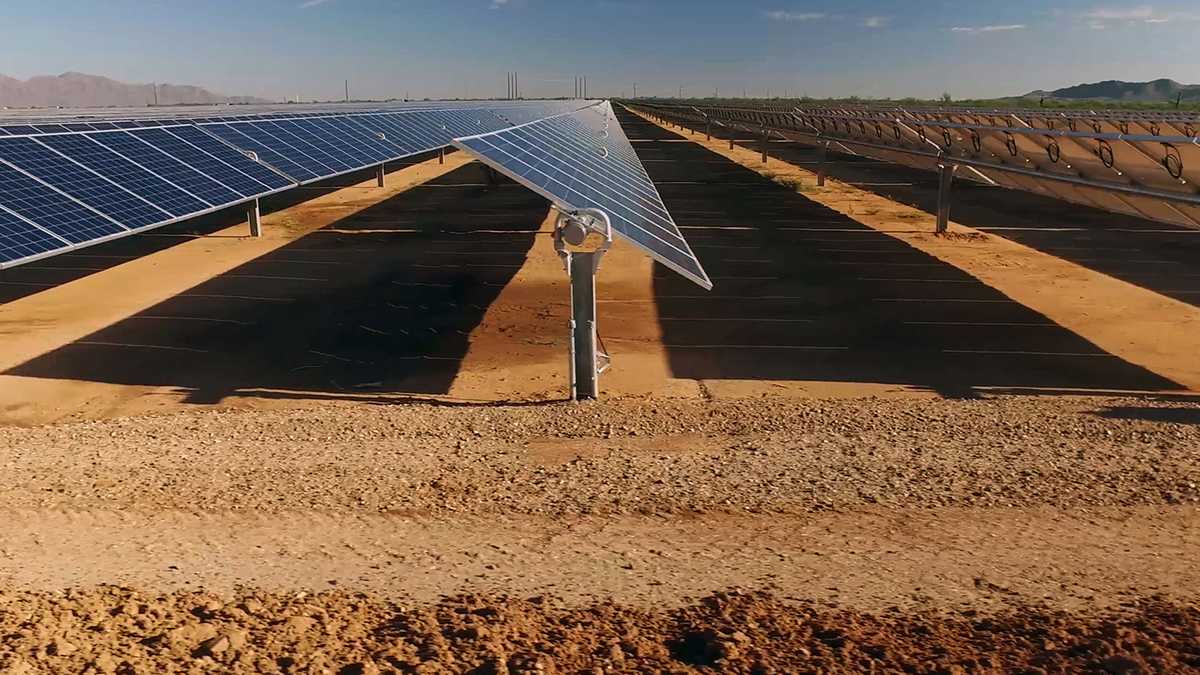 Cerca de paneles de energía solar en el desierto.