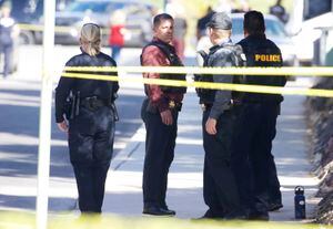 Trabajos policiales en la escena del tiroteo en el edificio John W. Harshbarger en el campus de la Universidad de Arizona en Tucson, Arizona, el miércoles 5 de octubre de 2022. (Rebecca Sasnett/Arizona Daily Star via AP)