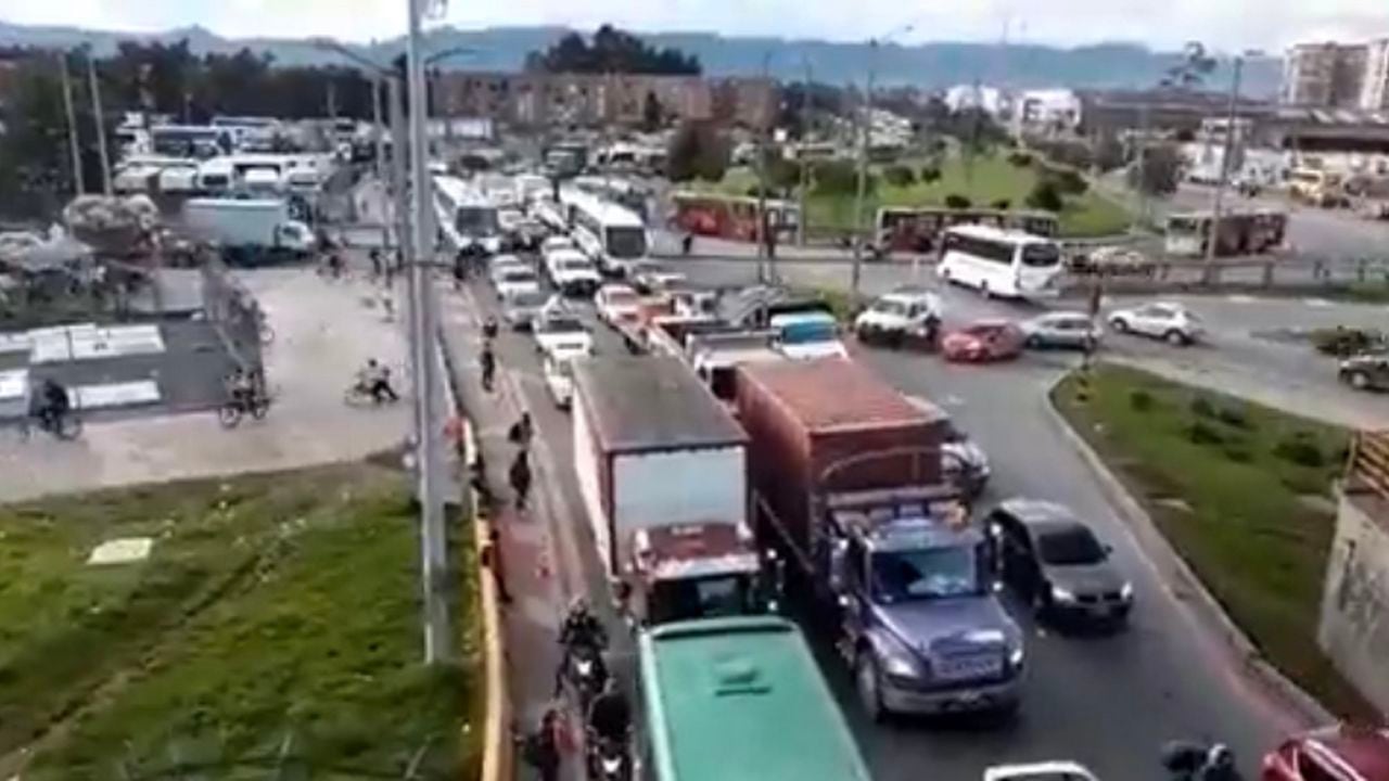 El incidente se presentó en el kilómetro 3+800 vía Bogotá - La Vega donde un camión se volcó en el sentido oriente occidente,