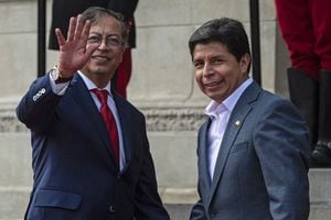El presidente de Colombia, Gustavo Petro (izquierda), y el presidente de Perú, Pedro Castillo (derecha), hacen un gesto antes de una reunión en el Palacio de Gobierno de Lima, el 29 de agosto de 2022. (Foto de ERNESTO BENAVIDES / AFP)