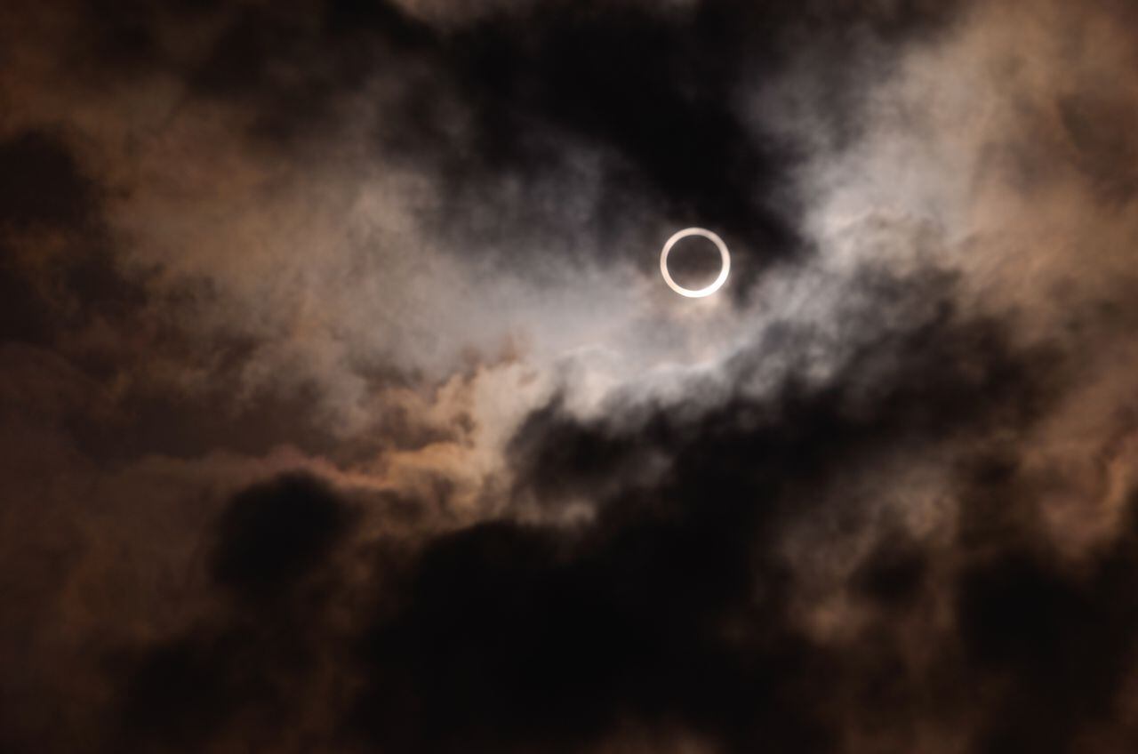 Eclipse solar anular, fotografiado en mayo de 2012. El sol se puede ver a través de los huecos entre las nubes.