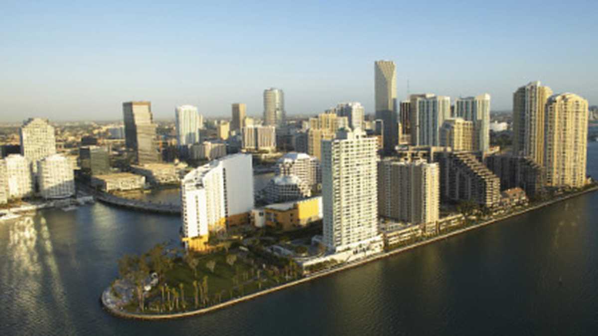 Miami
En 1994 el entonces presidente de Estados Unidos, Bill Clinton, escogió la capital de Florida co-
mo sede de la histórica reunión de 33 jefes de Estado americanos.