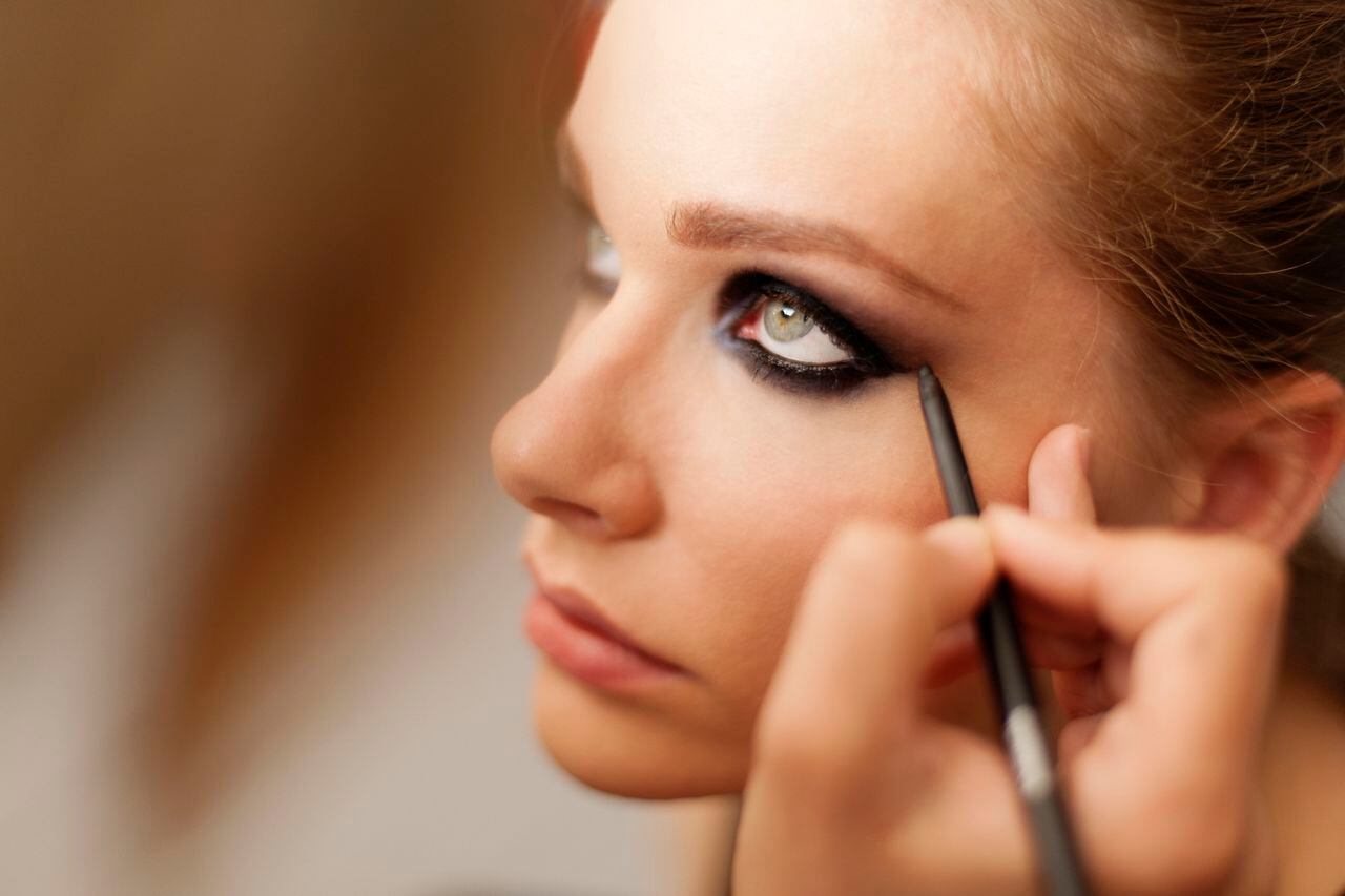 Conviértase en un experto del maquillaje con este detallado paso a paso sobre cómo crear un efecto ahumado en sus ojos.