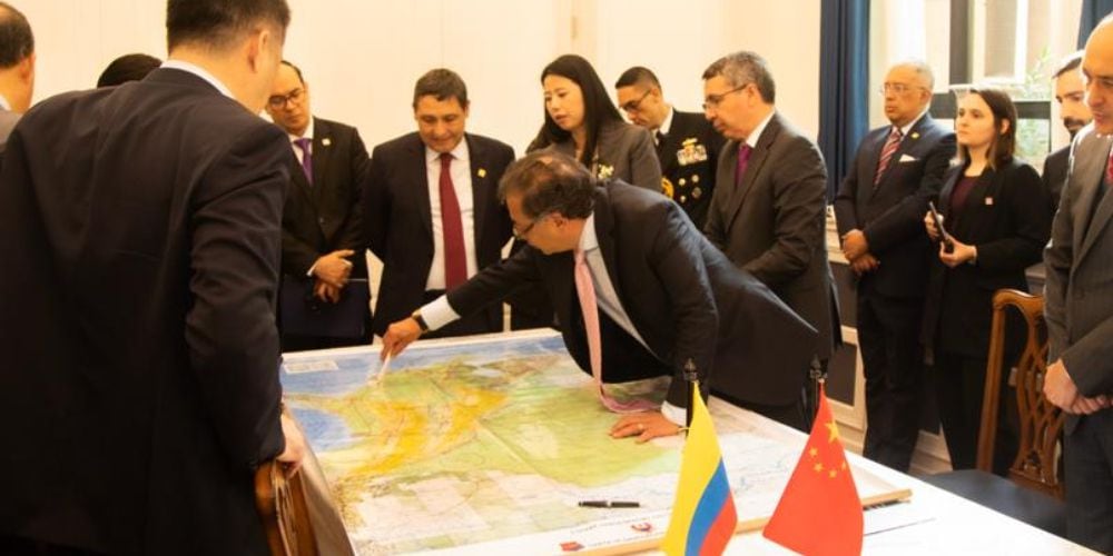Gustavo Petro en reunión con la empresa encargada de la construcción del metro de Bogotá.