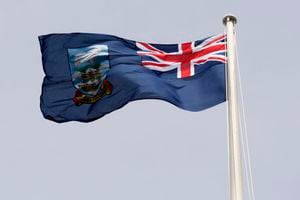 Bandera de las islas Malvinas ondeando en el mástil de Downing Street, residencia oficial del primer ministro británico, David Cameron, en Londres. Hoy se cumplen 30 años del fin de la guerra. (Efe)