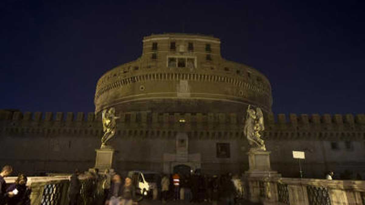 Vista del Catillo Sant'Angelo sin iluminación, durante la Hora del Planeta en Roma (Italia).
