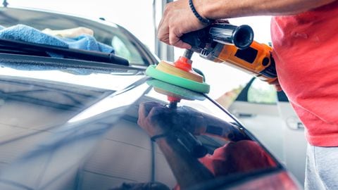 Para mantener la pintura de su vehículo en óptimas condiciones y preservar su belleza, es esencial aplicar cera regularmente.