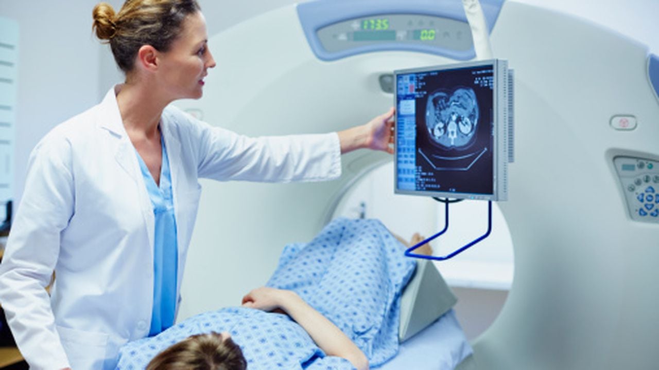 La tomografía computarizada (TC), que permite revisar los pulmones en busca de afecciones que puedan producir tos crónica o las cavidades sinusales en busca de bolsas de infección.