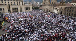 La marcha del 9 de abril por la paz y las víctimas llenó la Plaza de Bolívar y la carrera Séptima en Bogotá y congregó las más variadas fuerzas. Desde Piedad Córdoba y Andrés Gil, de Marcha Patriótica, hasta el alcalde Gustavo Petro y el presidente Santos, que habló ante 7.000 militares en el monumento a los caídos.