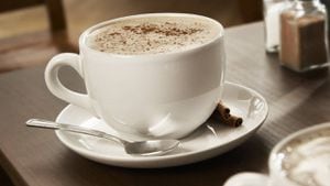 Tomar café con canela ayuda a despertar el cerebro, controla los niveles de azúcar y es un buen aliado para tratar los resfriados. Foto: Getty images.