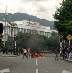 Protesta en el barrio El Poblado de Medellín, incinera motocicleta.