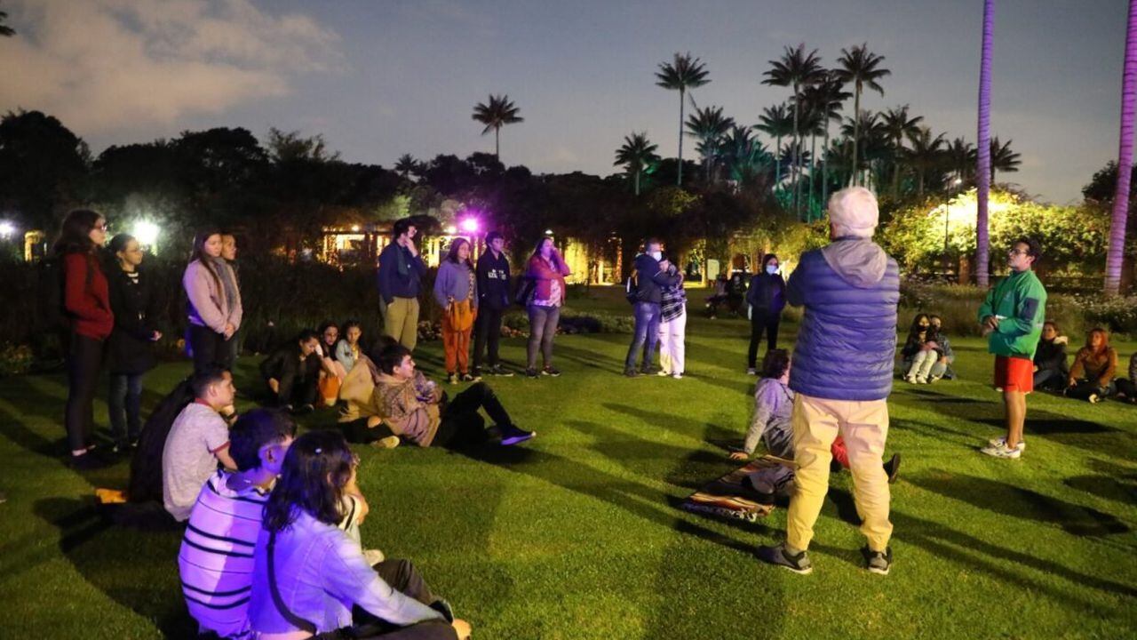 Aprovechando la habitual jornada cultural Jardín de Noche, que se celebra el último viernes de cada mes, arte y naturaleza se unen para ofrecer un especial  plan a la luz de la luna.