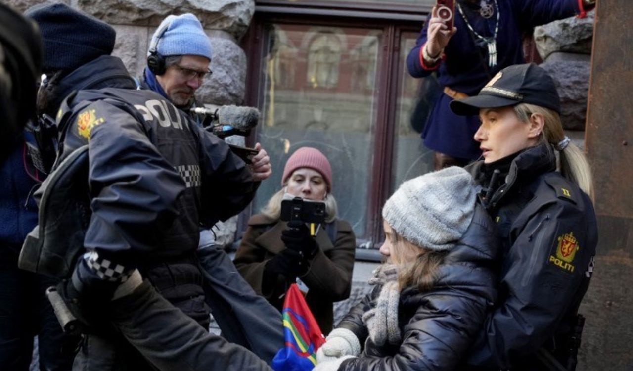 La protesta comenzó el jueves 23 de febrero cuando un grupo de samis vestidos con el traje tradicional azul y rojo ocuparon la entrada del Ministerio de Petróleo y Energía.