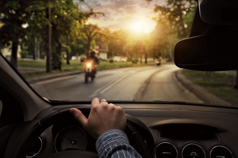 Accidente de tránsito de motocicleta / carro y moto en carretera
