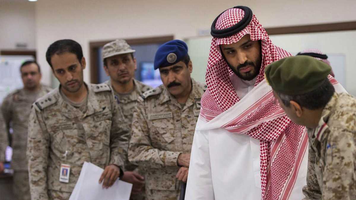 Fotografía facilitada por la Agencia Saudí de prensa que muestra al ministro saudí de Defensa, Mohamed bin Salman bin Abdelaziz (2d) conversando con varios militares sobre la intervención militar en Yemen en un cuartel del ejército Arabia Saudí el 26 de marzo de 2015.