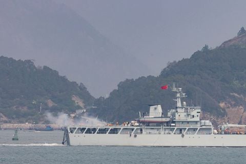 Un buque de guerra chino dispara hacia la costa durante un simulacro militar cerca de Fuzhou, cerca de las Islas Matsu controladas por Taiwán que están cerca de la costa china, China, el 8 de abril de 2023