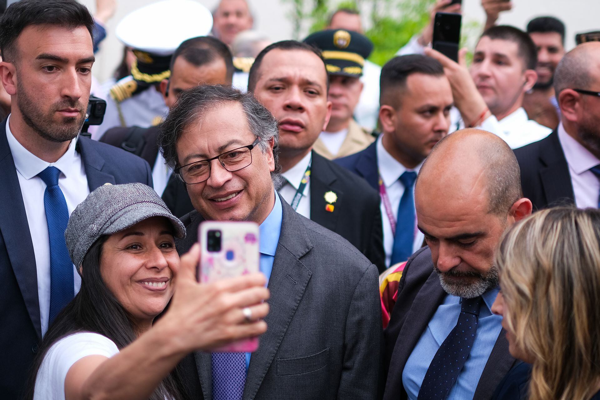 Presidente en la feria de emprendedores colombianos en España. 

Presidente firma libro como visitante en la Embajada de Colombia en España.