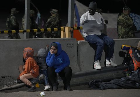 Migrantes venezolanos esperan en la frontera entre Chile y Perú