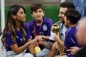 
Lionel Messi de Argentina celebra con su esposa, Antonela Roccuzzo, y sus hijos después de ganar la Copa del Mundo , Copa Mundial de la FIFA Qatar 2022 - final - Argentina contra Francia - Lusail Stadium, Lusail, Qatar - 18 de diciembre de 2022