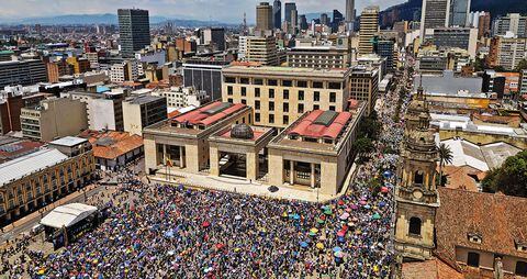  Solamente en la plaza de Bolívar se congregaron más de 15.000 personas para alzar su voz contra el Gobierno.