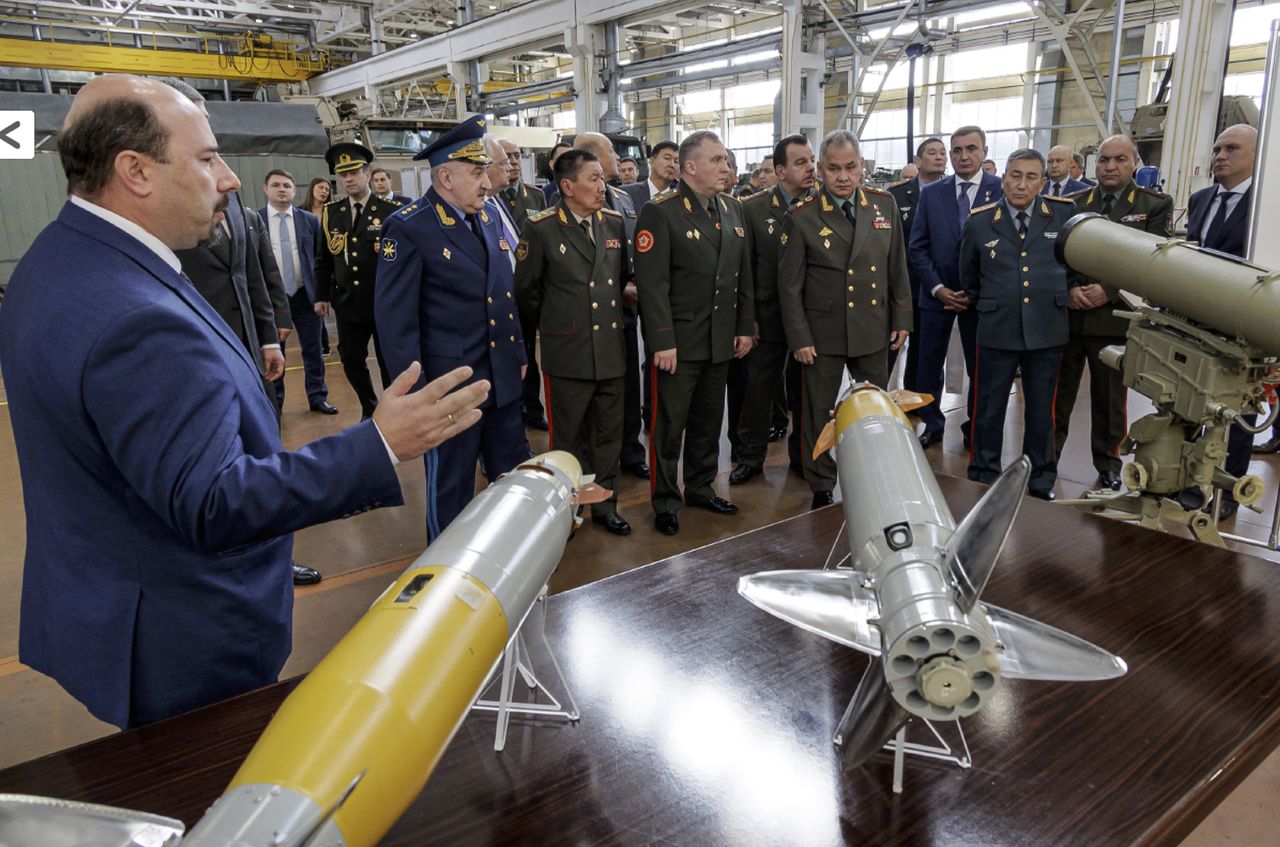 El ministro de Defensa ruso, Sergei Shoigu, de centro derecha, y los ministros de Defensa del Consejo de la Comunidad de Estados Independientes (CEI) visitan una planta militar en Tula, Rusia.