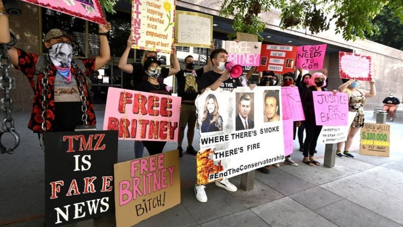 Seguidores del movimiento "Free Britney" en una protesta en Los Ángeles el año pasado.