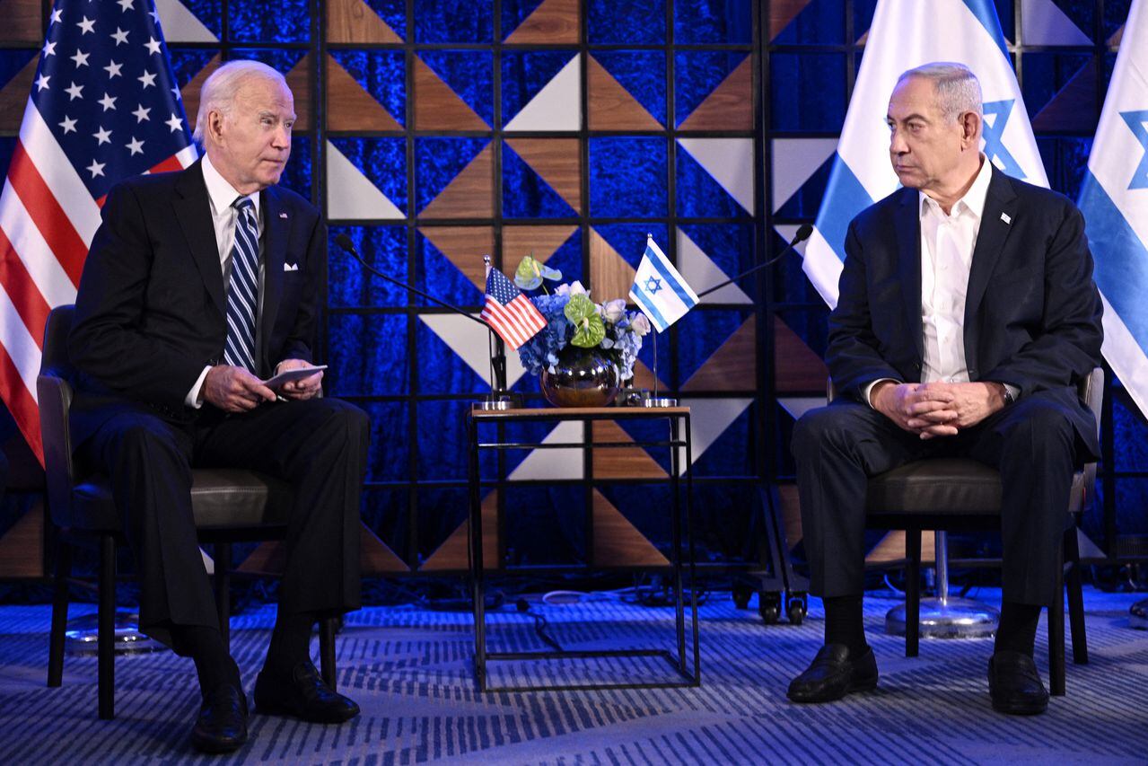 El presidente estadounidense Joe Biden aterrizó en Tel Aviv el 18 de octubre de 2023 cuando la ira en Medio Oriente estalló después de que cientos de personas murieran cuando un cohete impactó en un hospital en la Gaza devastada por la guerra, y Israel y los palestinos se apresuraron a intercambiar culpas. (Foto de Brendan SMIALOWSKI / AFP)