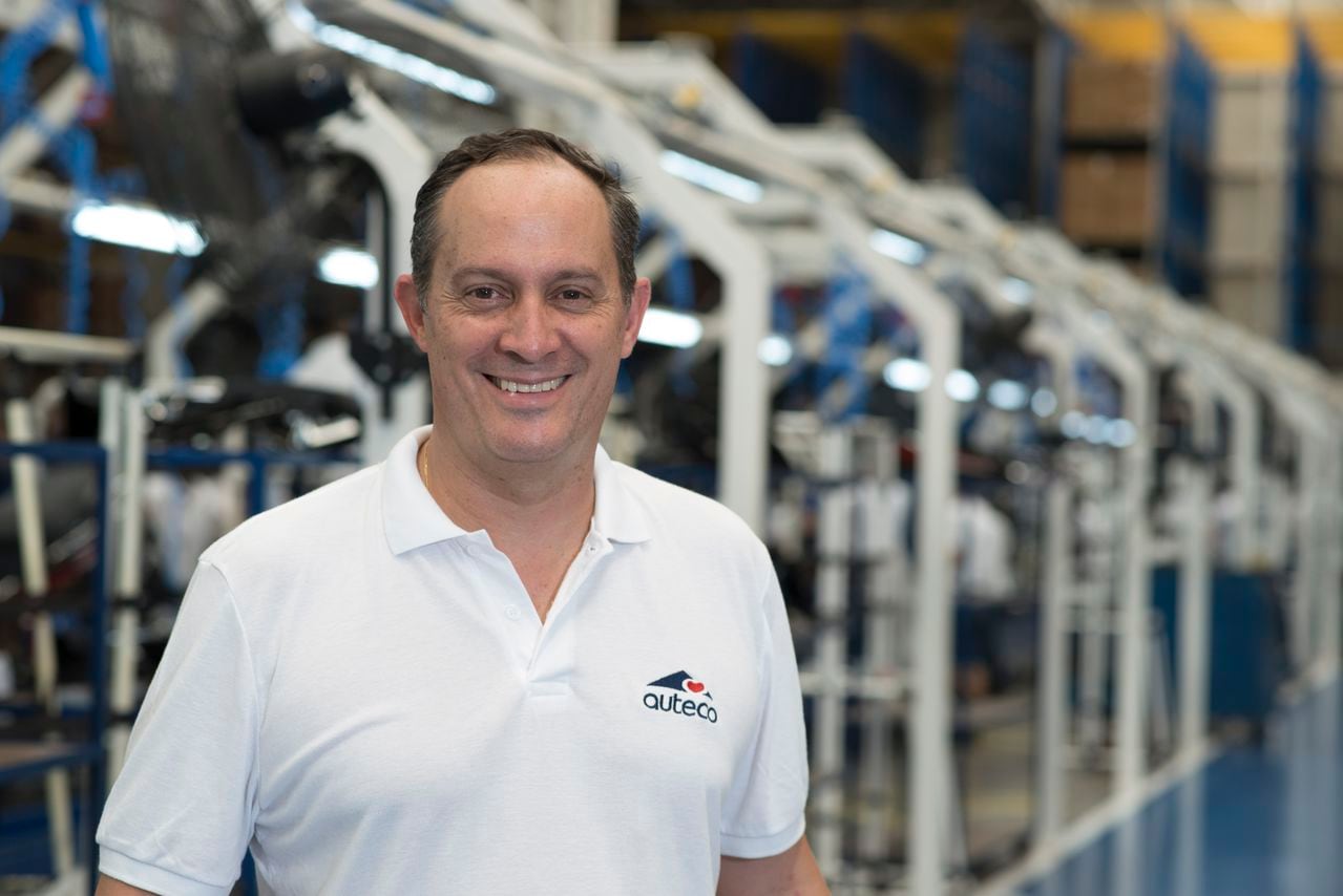 Carlos Durán, presidente de Auteco SAS en la planta de producción de Cartagena.