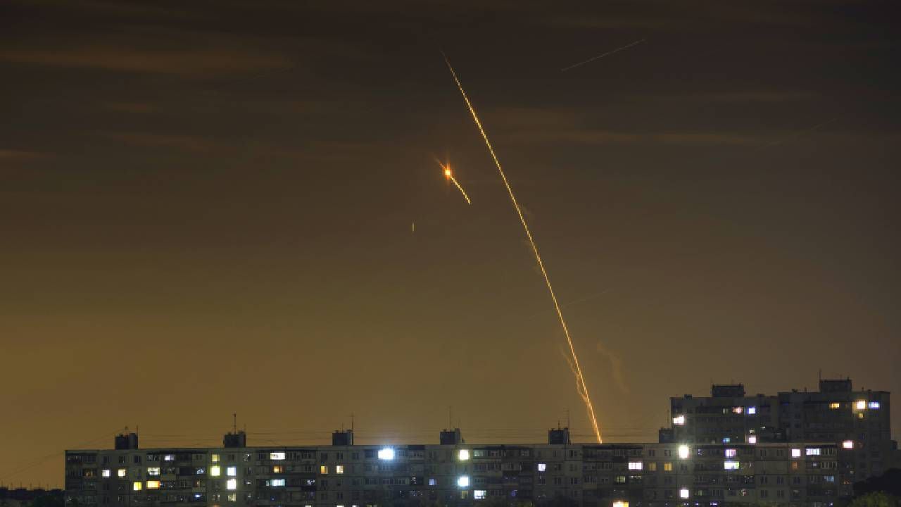 Imagen de ARCHIVO de cohetes rusos lanzados contra Ucrania desde la región rusa de Belgorod se ven al amanecer en Kharkiv, Ucrania.