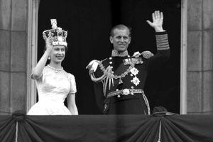 ARCHIVO - En esta fotografía de archivo del 2 de junio de 1953, la reina Isabel II de Gran Bretaña y su esposo, el duque de Edimburgo, saludan desde el balcón del Palacio de Buckingham, Londres, luego de la coronación de la reina en la Abadía de Westminster. El Palacio de Buckingham dice que el príncipe Felipe, esposo de la reina Isabel II, murió a los 99 años (Foto AP / Leslie Priest, archivo).