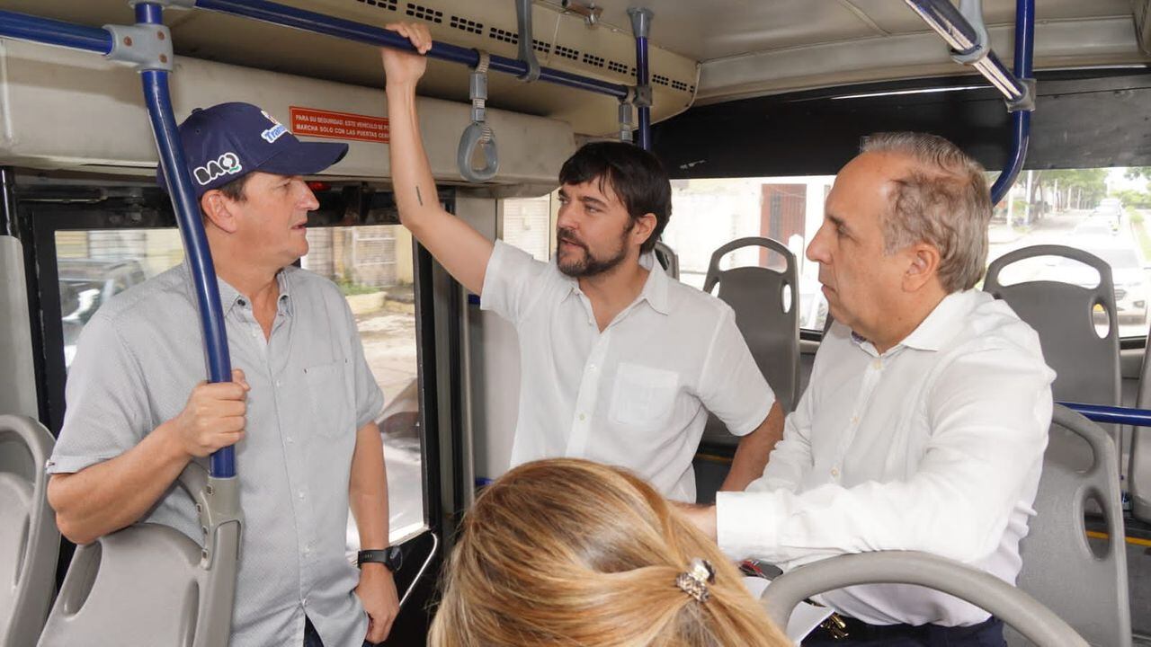 El gerente del sistema, Fernando Isaza, el alcalde de Barranquilla, Jaime Pumarejo, y el ministro Guillermo Reyes, en un Transmetro.