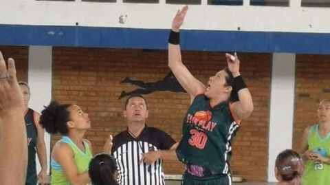 Deisy Olarte jugando baloncesto.
